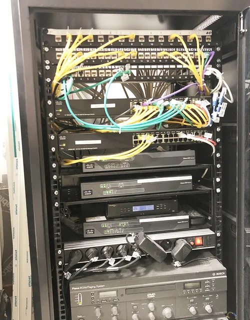 Baie de brassage réseau installée par un technicien iTEC