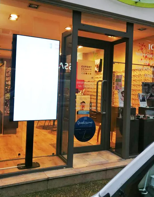 Totem d'affichage dynamique installé en vitrine