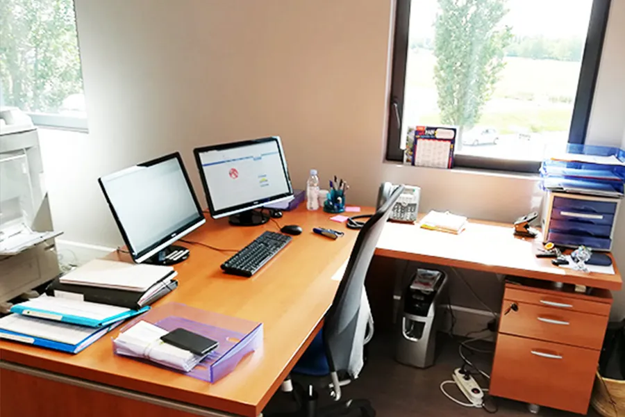 Poste de travail backoffice équipé