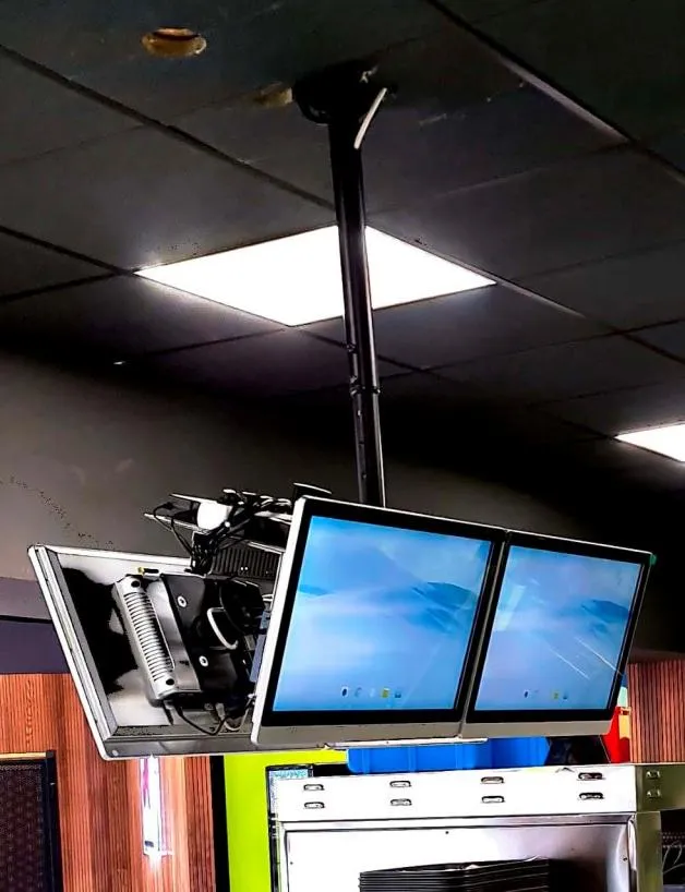 Double écran suspendu, installation technique en cuisine