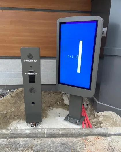Totem d’accueil extérieur avec interphone