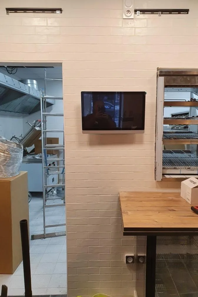 Installation d’un écran mural en cuisine professionnelle