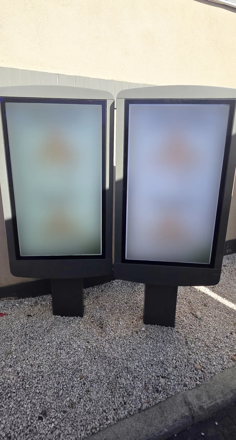 Totems d’affichage extérieur prêts à installer