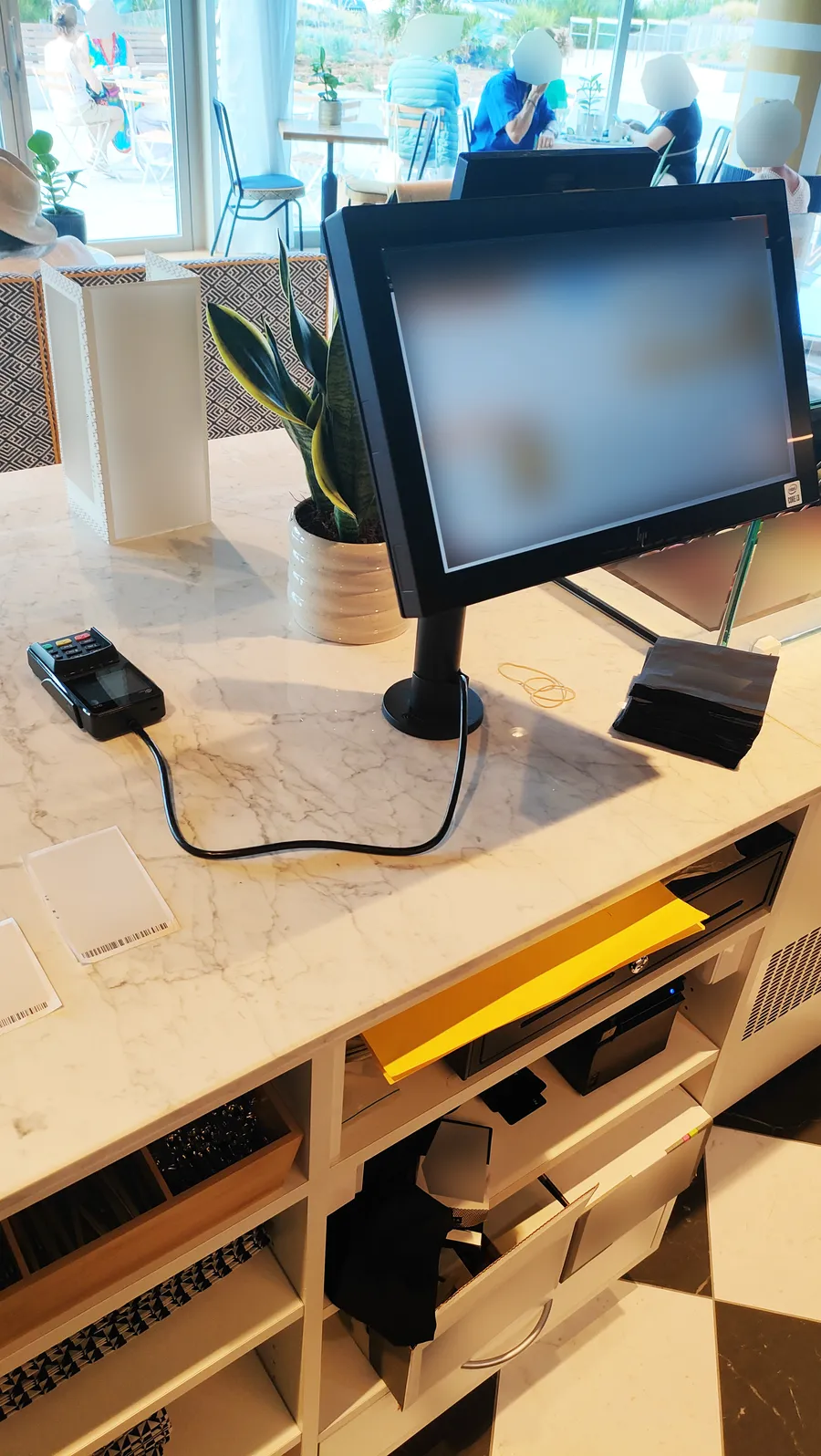 Poste d’encaissement et monétique installés en comptoir
