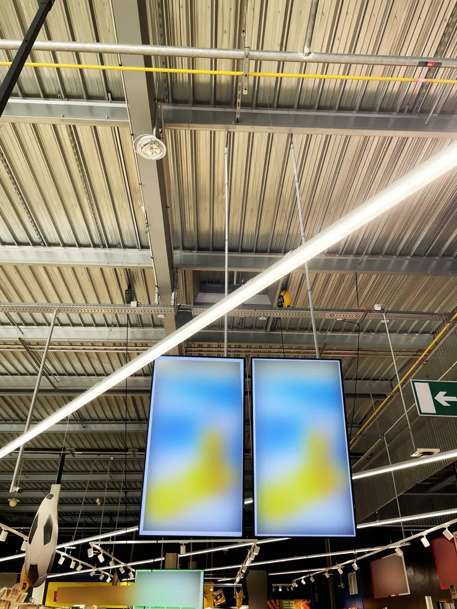 Écrans d’affichage dynamique suspendus en grande surface